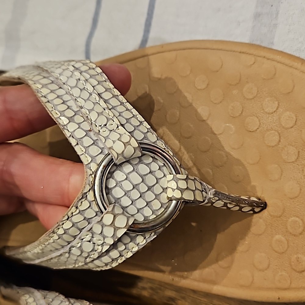 EUC Vionic flops size 9 - Picture 3 of 6